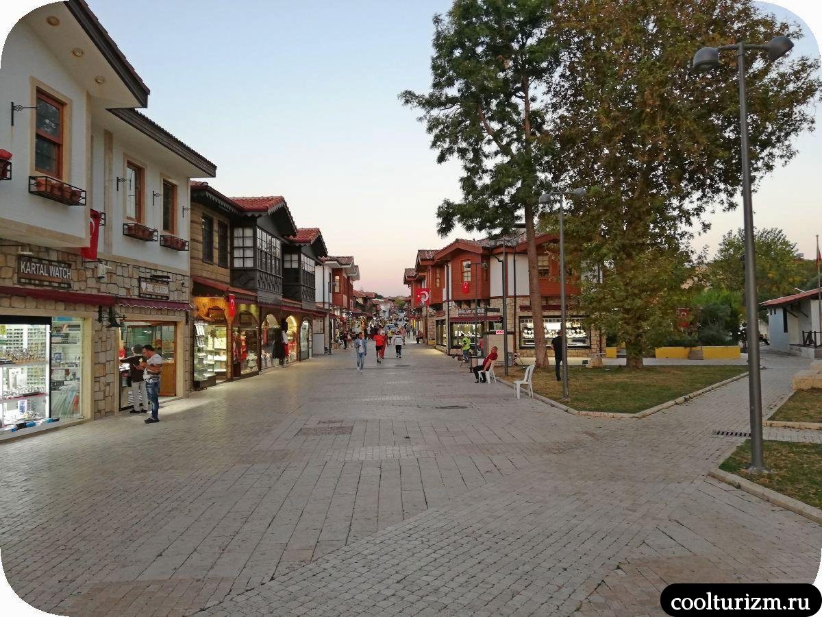 Улочки и магазины Старого города в турецком Сиде