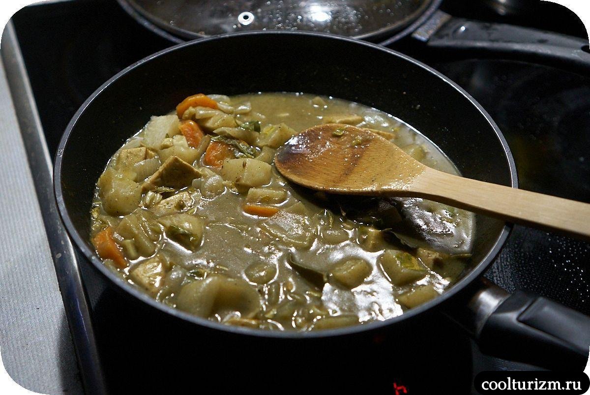 Карри с тофу и кольраби на кокосовом молоке со шпинатным порошком