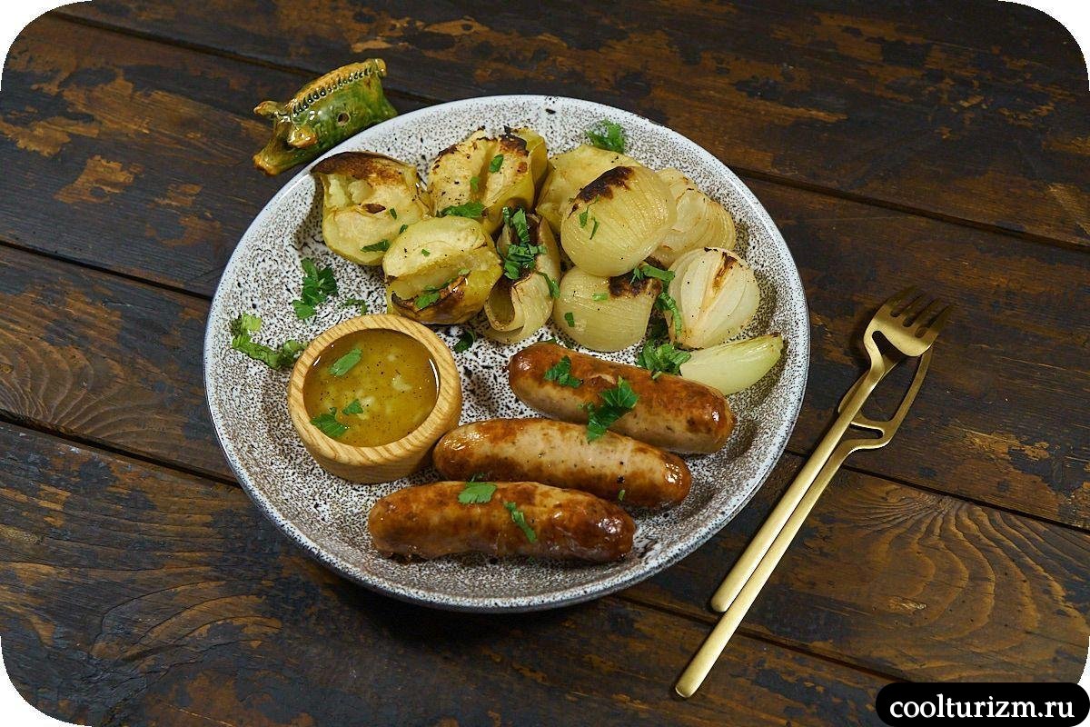 Яблоки на гриле с луком и колбасками рецепт