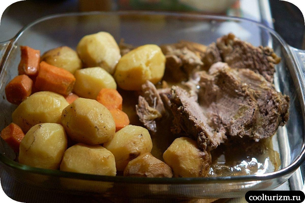 Лопатка в рукаве с картошкой нежное мясо