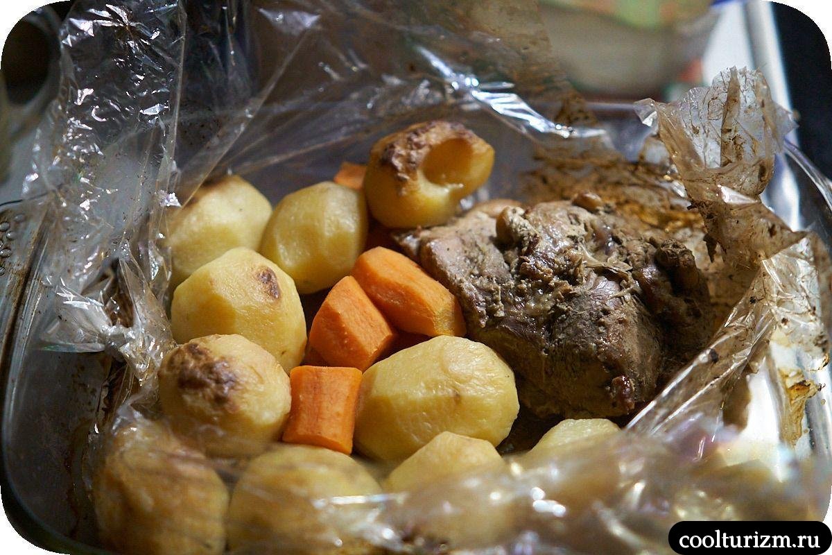 Лопатка в рукаве с картошкой и морковью как готовить