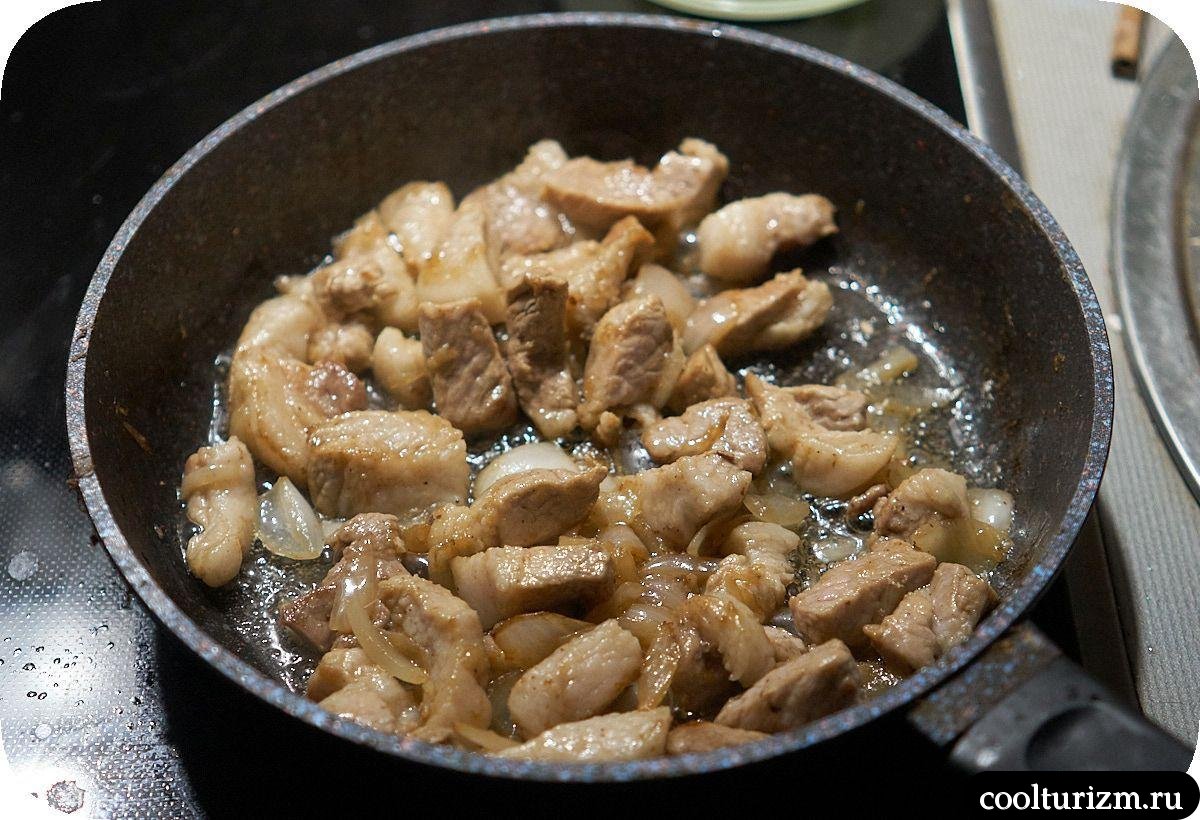 жарим кусик мяса с луком