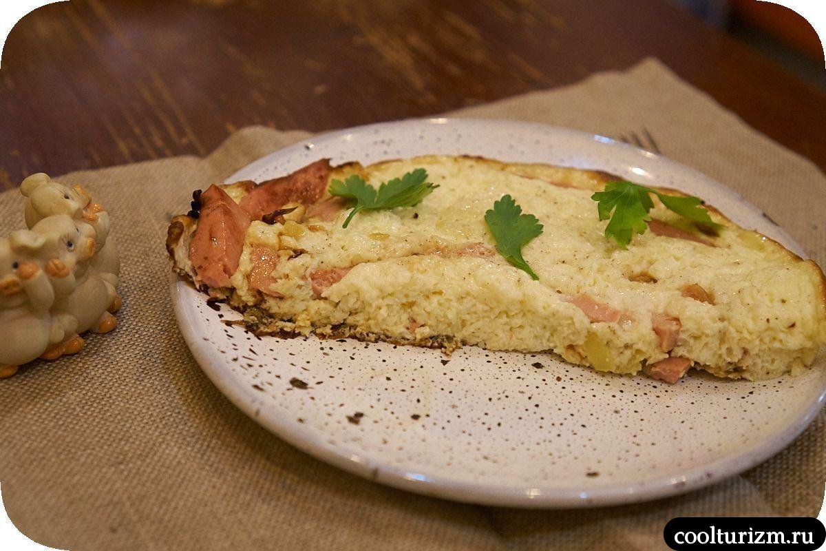 Омлет на сковороде с колбасой и луком
