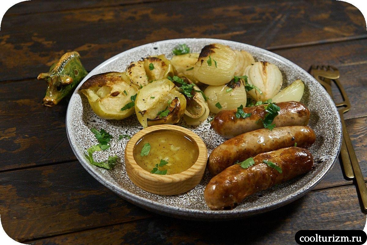 Яблоки на гриле с луком и колбасками
