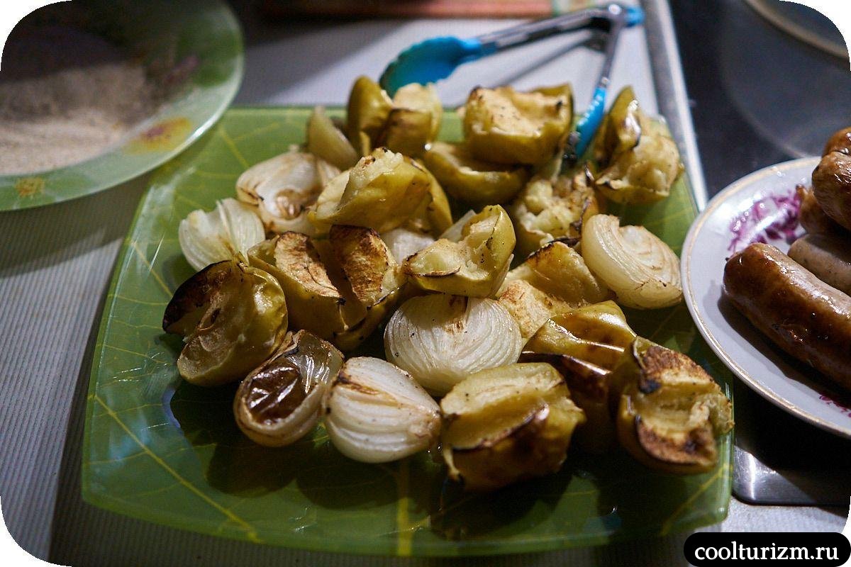 Яблоки на гриле с луком и колбасками как готовить