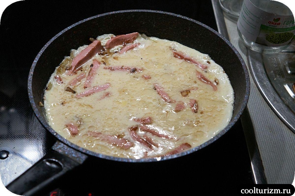 Омлет на сковороде с колбасой и луком как готовить