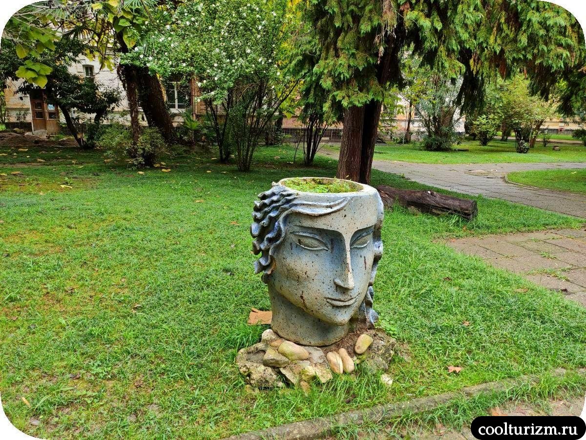 Аллея с синими головами в МВО Сухум фото