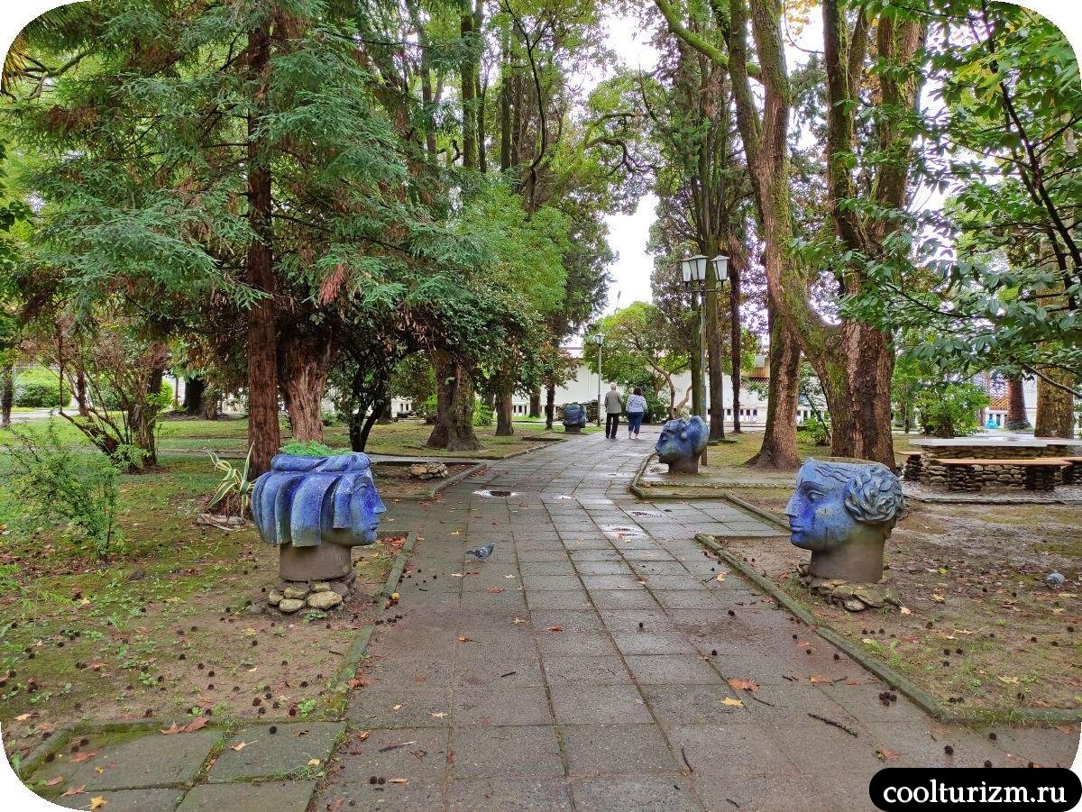 Аллея с синими головами в МВО Сухум