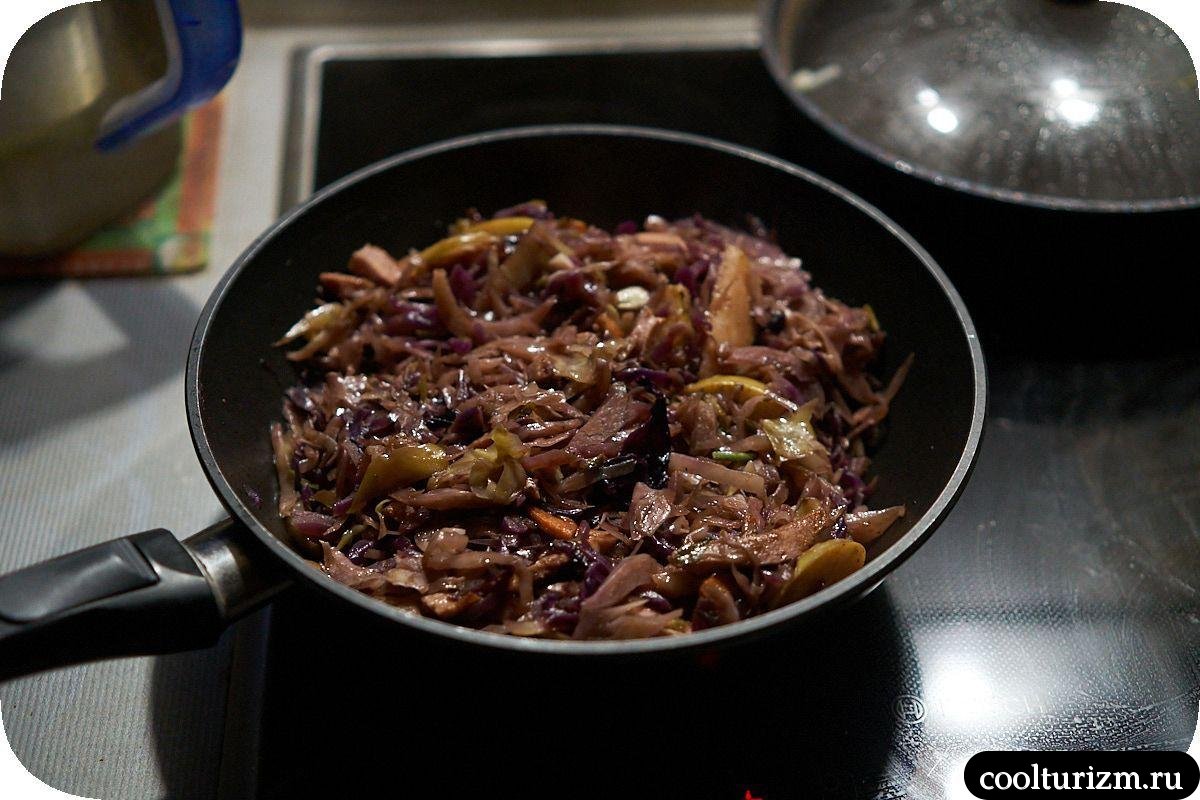 Тушеная капуста с яблоками и колбасой как готовить