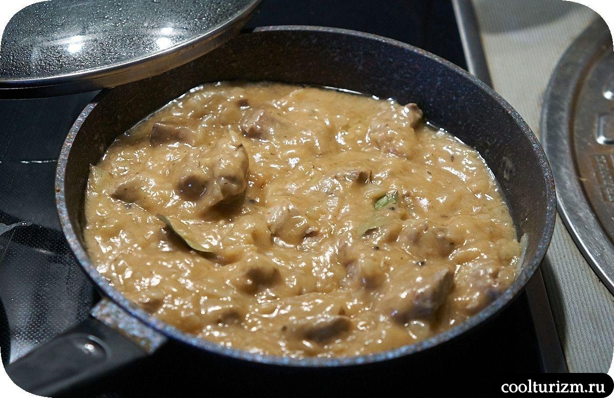 Нежное мясо с луком в густой подливке