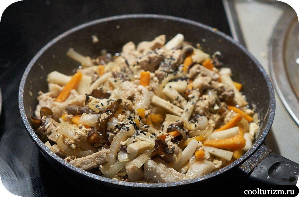 Мясо с древесными грибами по-китайски на сковороде