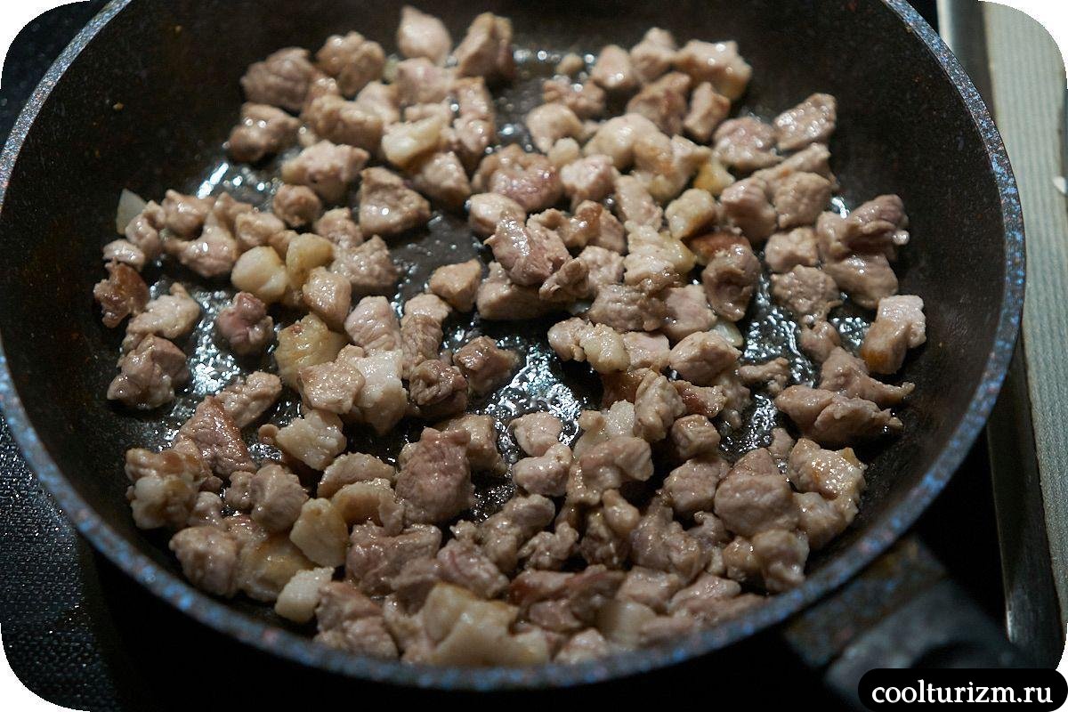 куски окорока обжарка кубиков