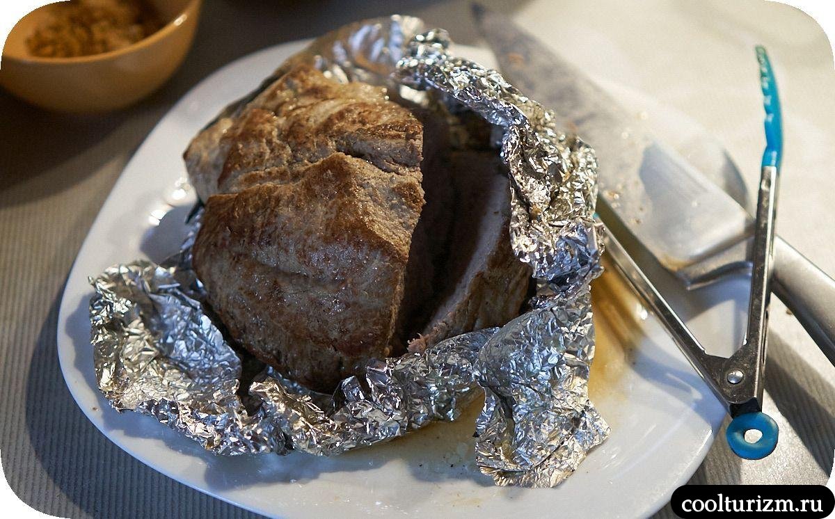 Шея на сковороде в фольге с соусом