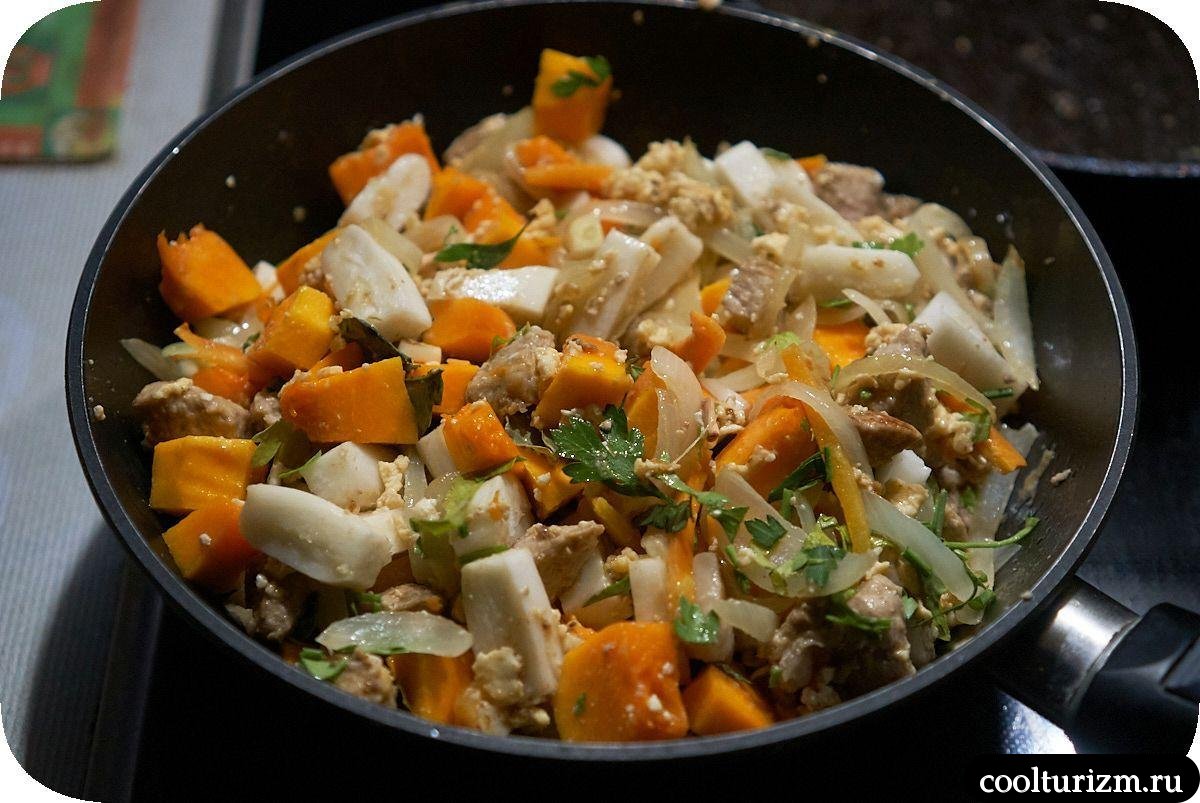 Ттокпокки с тыквой,мясом и яйцами пошагово рецепт