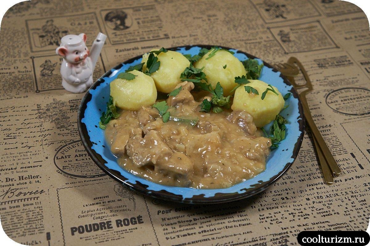 Нежное мясо с луком в подливке