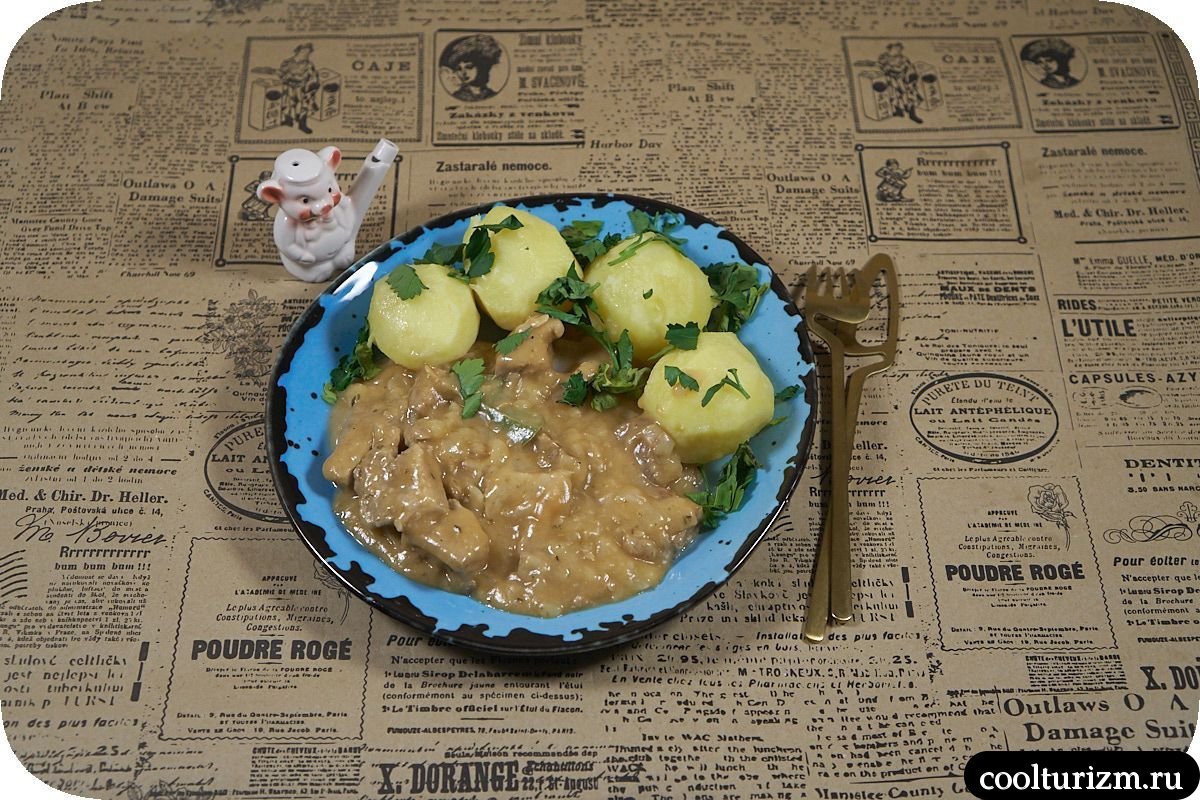 Нежное мясо с луком в подливке вкусный рецепт