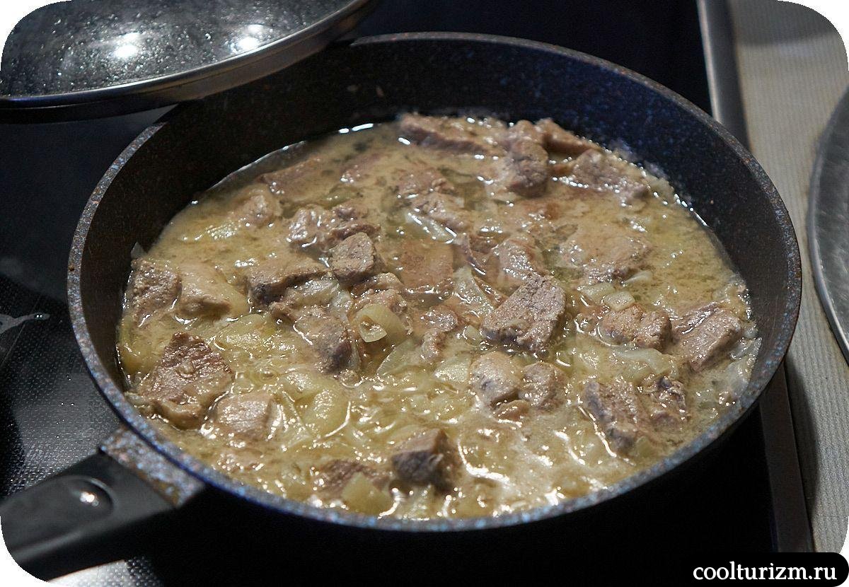 Нежное мясо с луком в томатной подливке