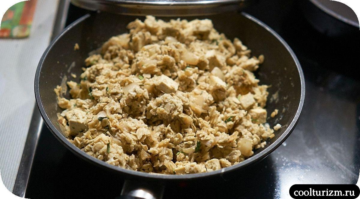 Овсянка с тофу и яйцами на сковороде