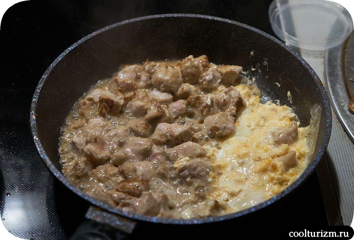 мясо с яйцами сковорода