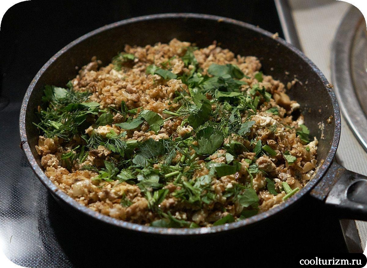 Жареная овсянка с фаршем и яйцом на сковороде