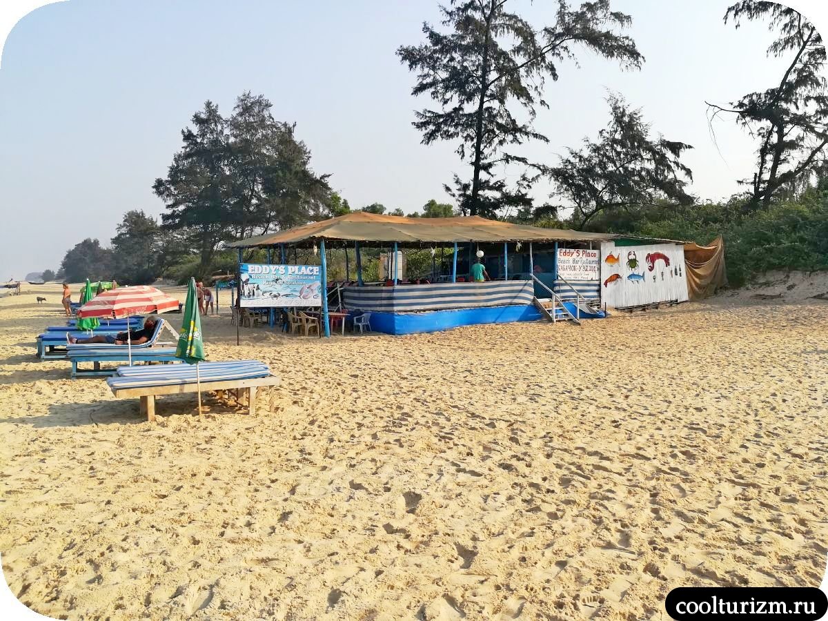 лежаки Eddy's Place кафе на пляже Варка