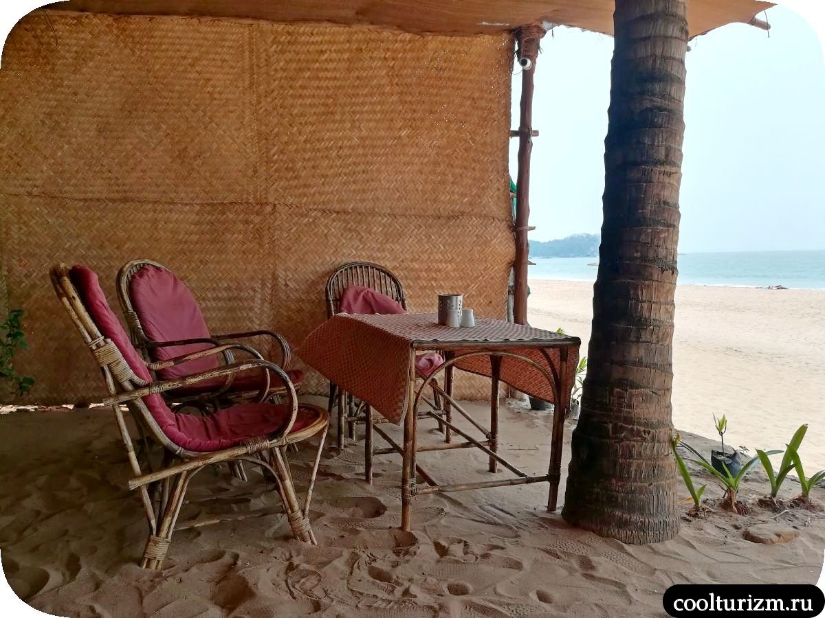 Гоа Агонда столик с видом на море в кафе