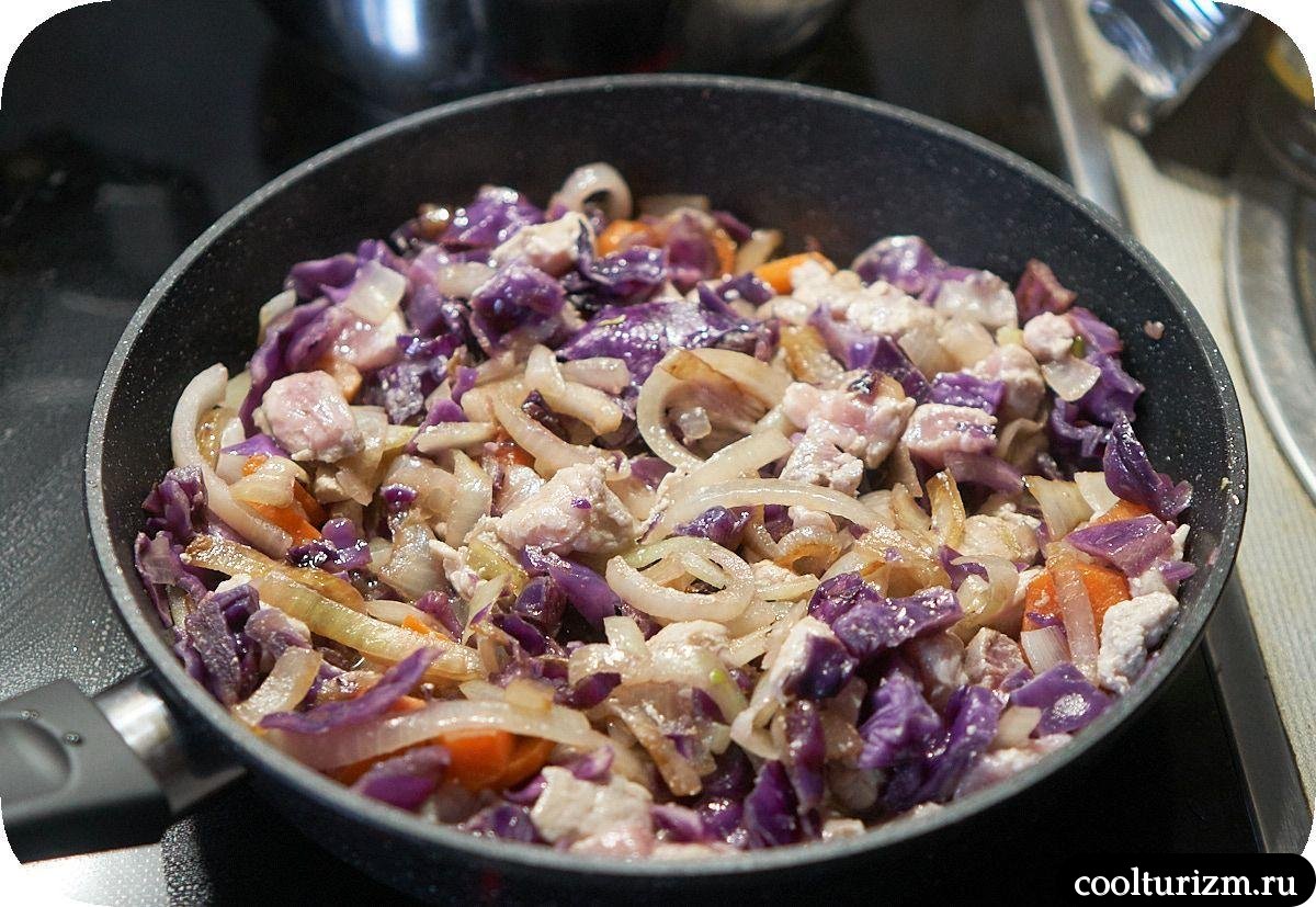 Мясо с красной капустой,яйцами