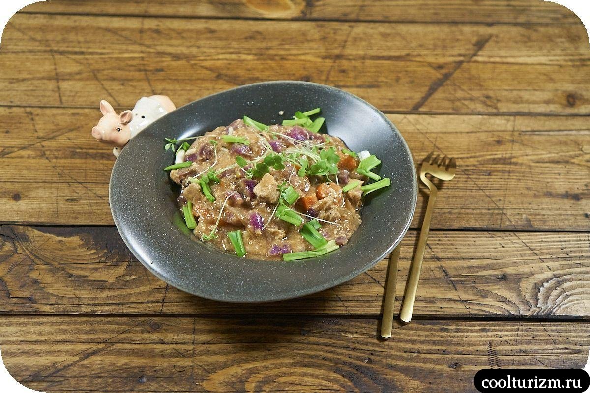 Мясо с красной капустой,яйцами и овощами рецепт