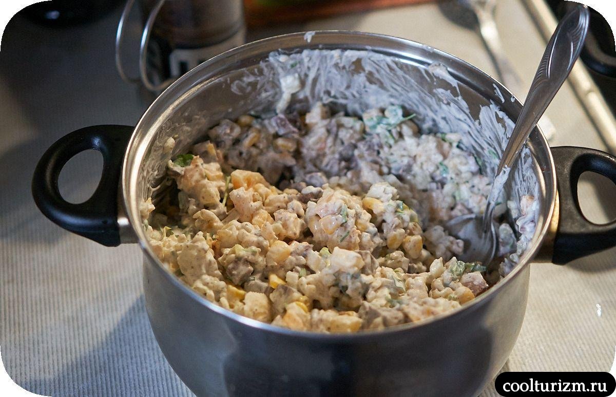 майонезный салат с варёным сердцем и кукурузой 