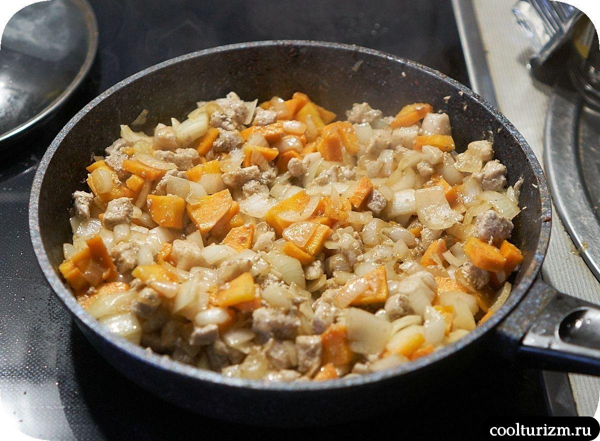 обжарка лука и мяса