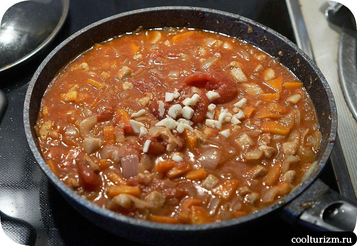 Шпинатные спагетти с мясом и томатами в собственном соку как готовить