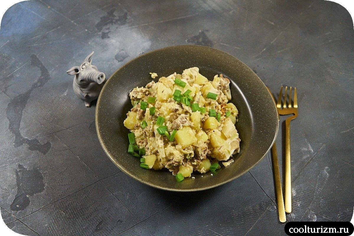 Картошка с капустой и фаршем во взбитом яйце на сковороде вкусный рецепт