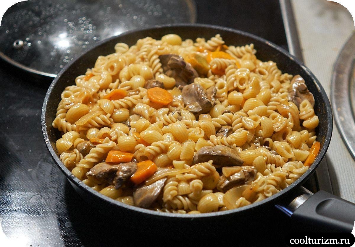 Макароны с куриной печенью на сковороде