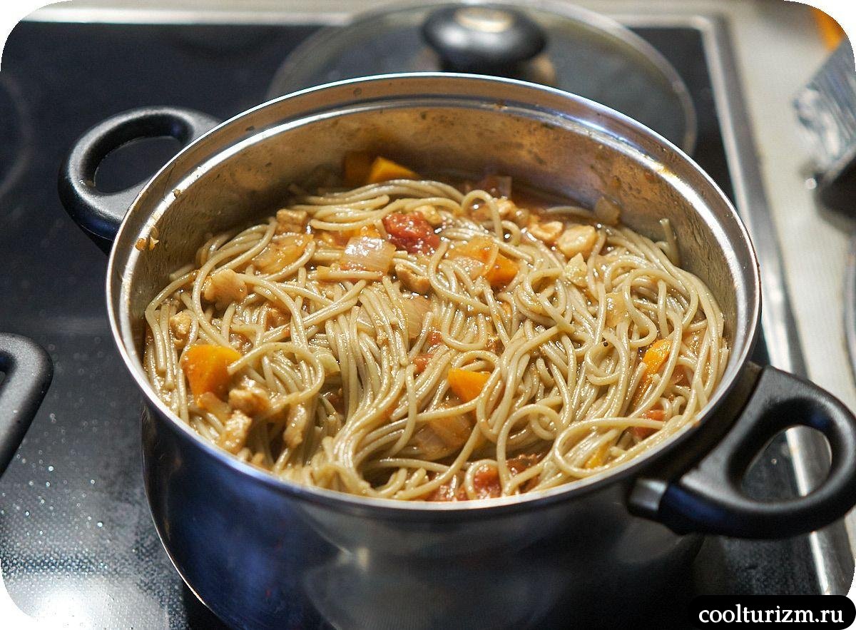 Шпинатные спагетти с мясом и томатами в собственном соку простой рецепт