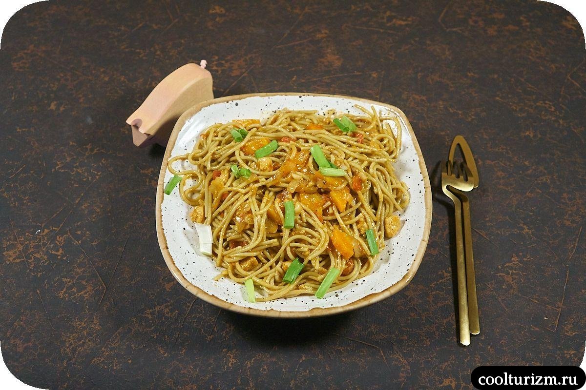 Шпинатные спагетти с мясом и томатами в собственном соку