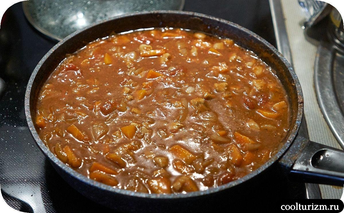 Шпинатные спагетти с мясом и томатами
