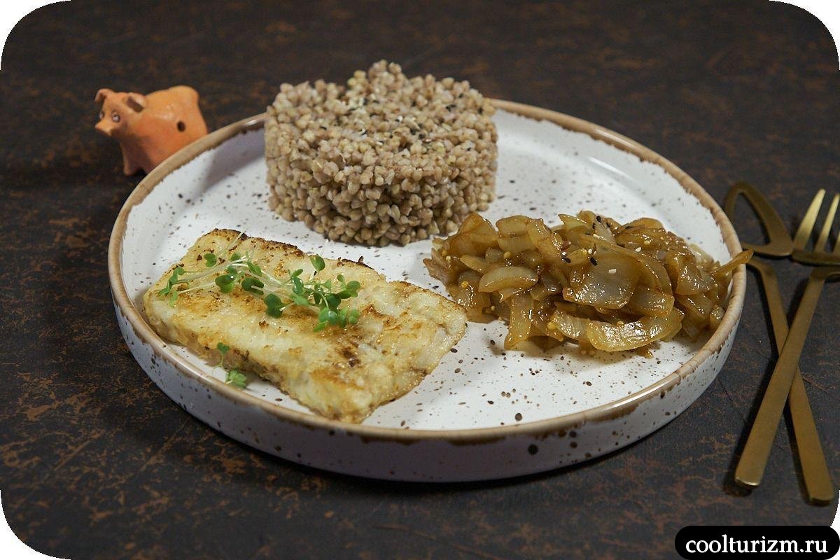 Филе минтая с зелёной гречкой и жареным луком