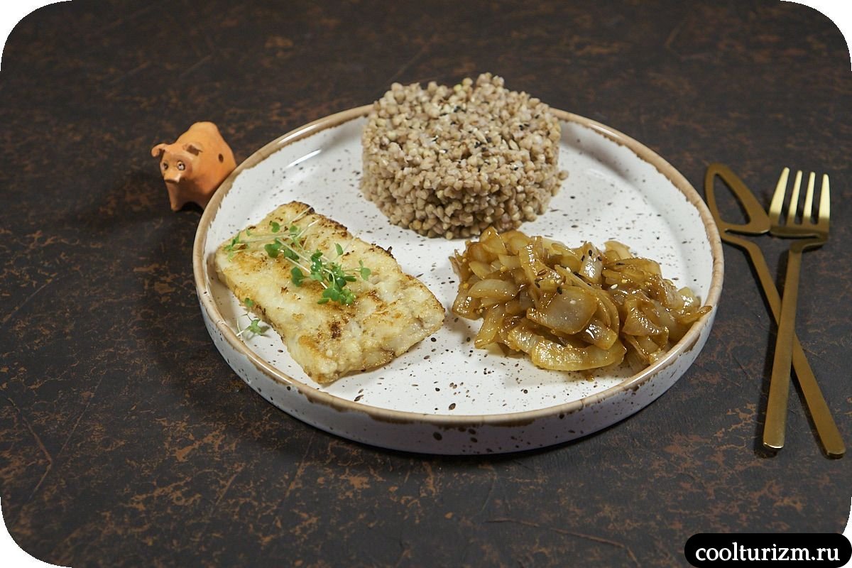 Филе минтая с зелёной гречкой и жареным луком рецепт