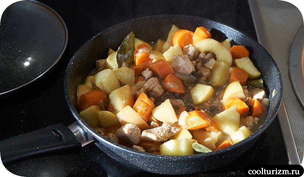 Филе индейки с морковью и яблоками в стиле цимеса
