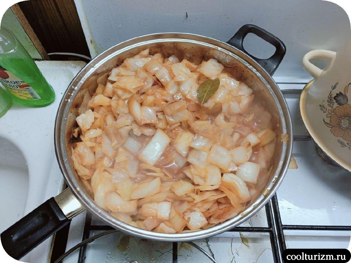 Капуста с томатной пастой и сарделькой как готовить