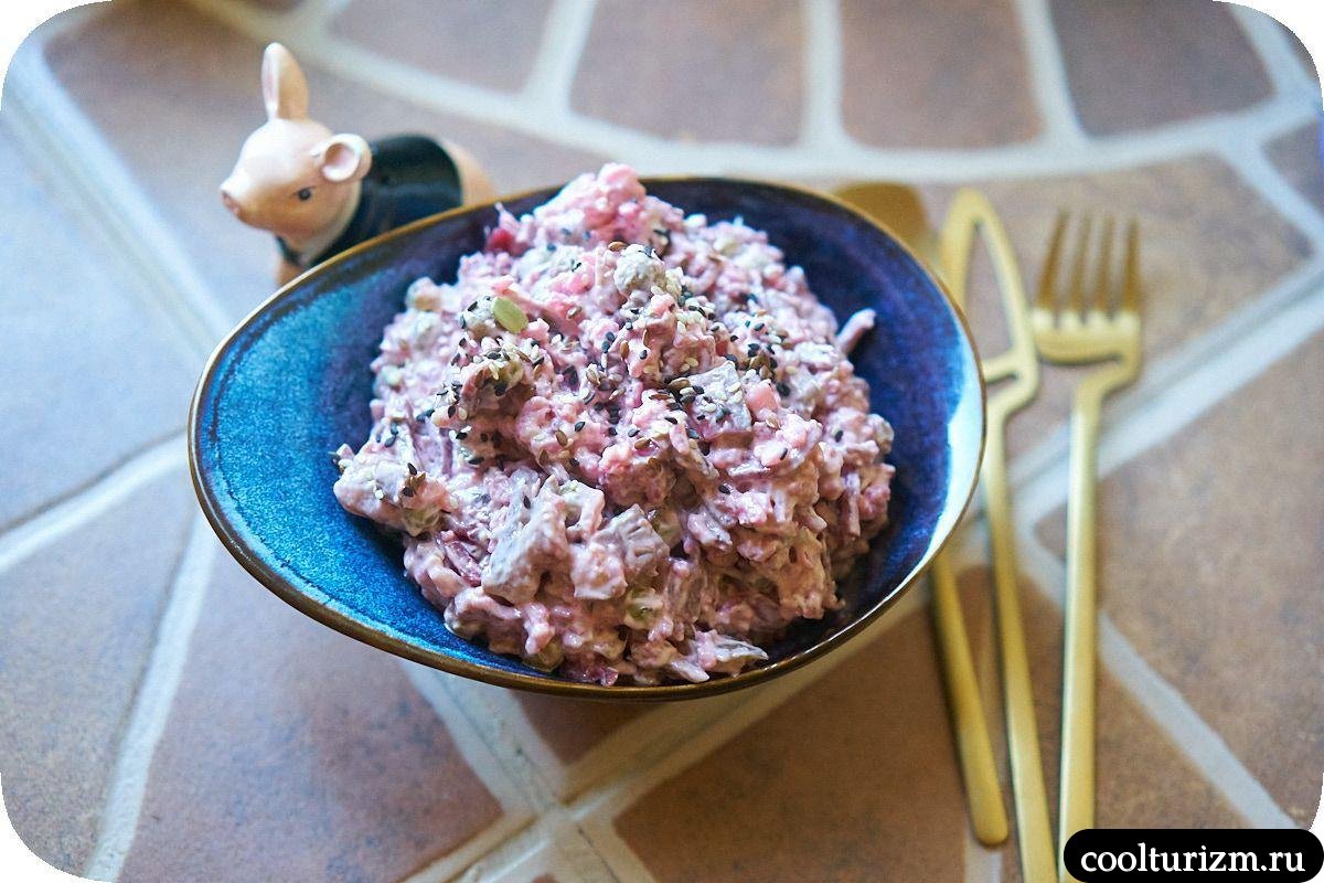 Майонезный салат со свеклой и селёдкой