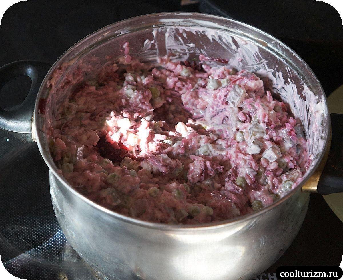 Майонезный салат со свеклой и селёдкой соленой