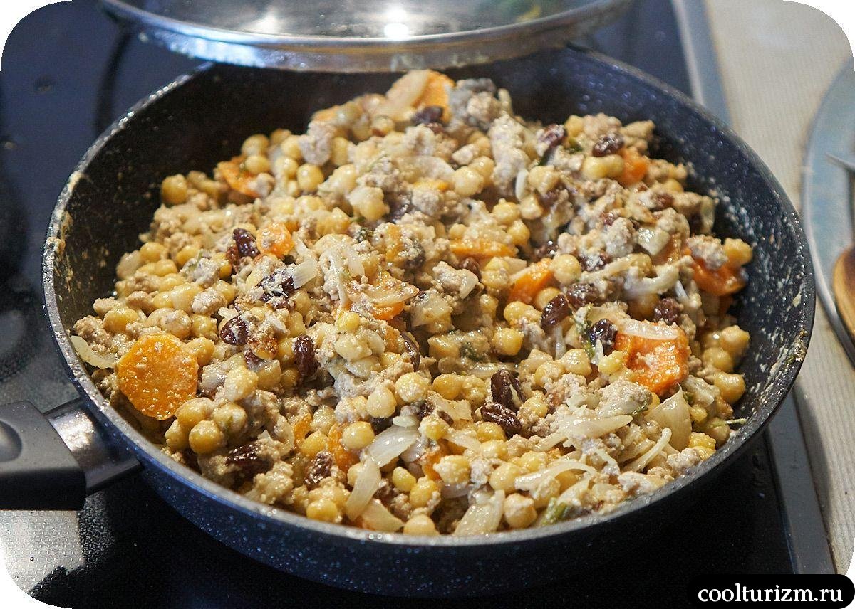 Нут с фаршем и овощами в сливках