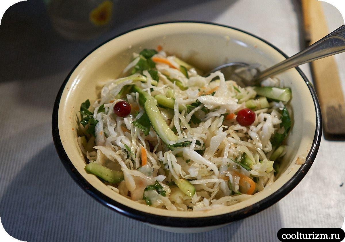 Салат из квашеной капусты и огурцов как готовить