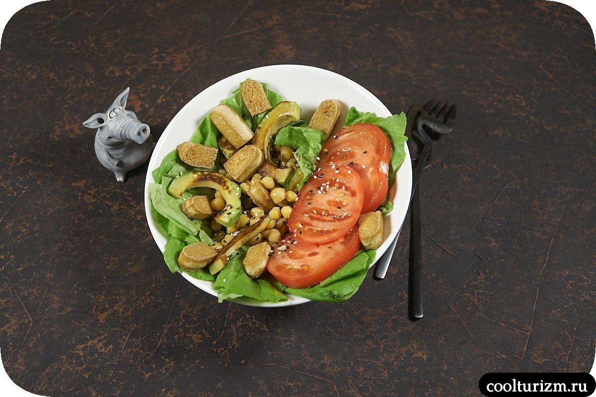 Вкусный салат с жареным тофу и авокадо