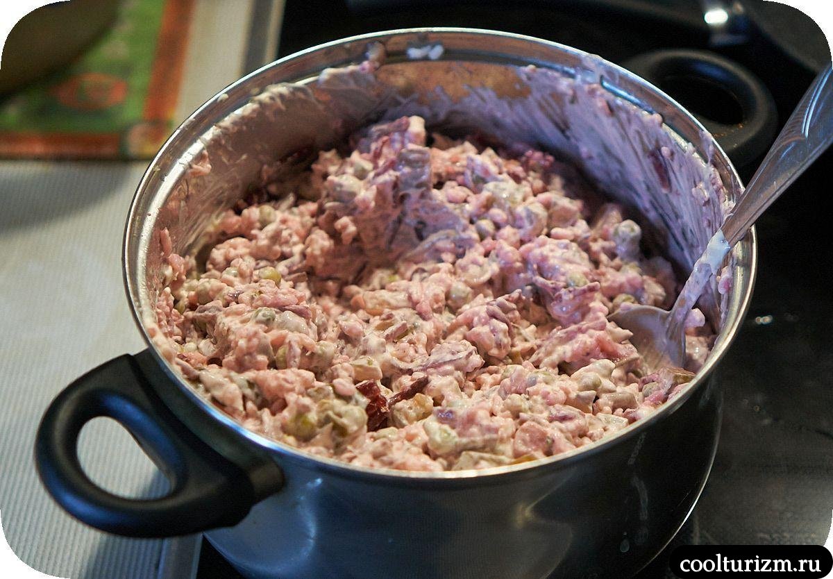 Майонезный салат со свеклой и селёдкой рецепт