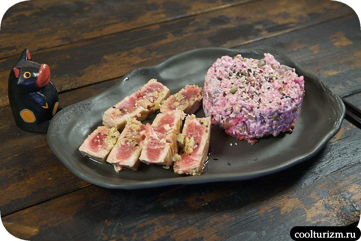 Стейк тунца со свекольно-селедочным салатом вкусный рецепт