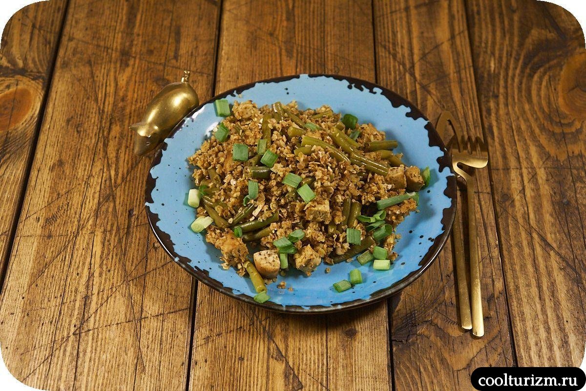 Тофу со стручковой фасолью и хлопьями