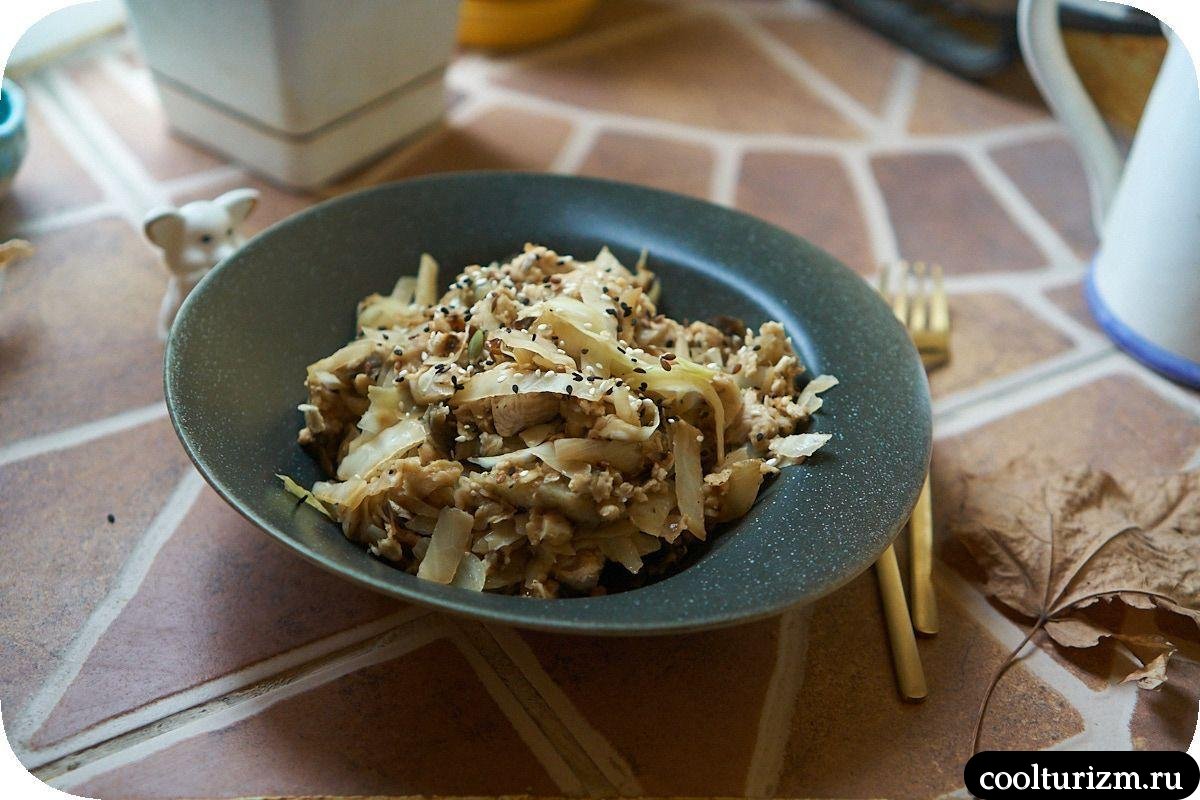 Жареная овсянка с индейкой и капустой