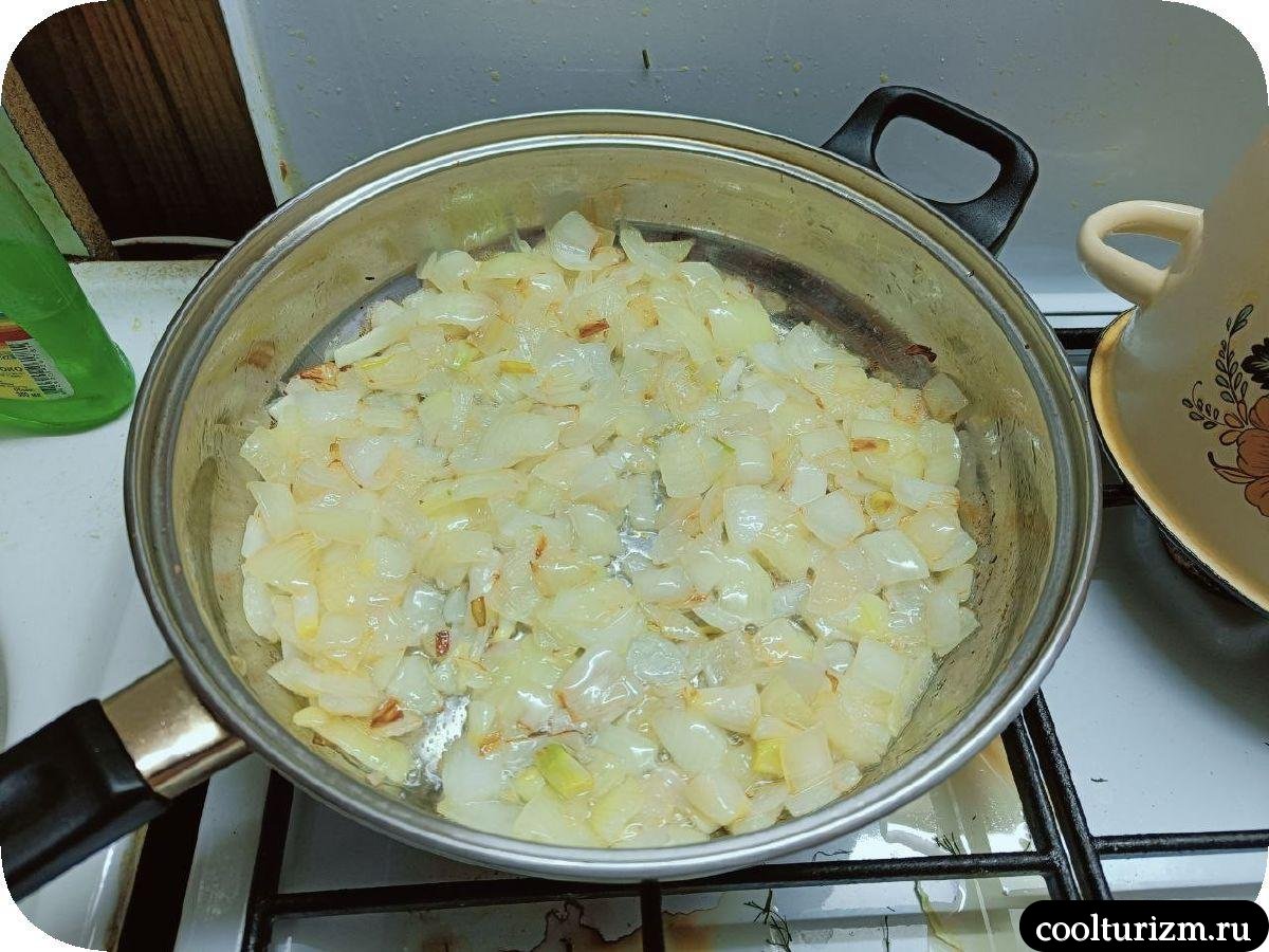 обжарка репчатого лука в сковородке